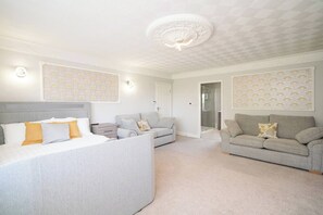 6 bedrooms, iron/ironing board, Internet, bed sheets