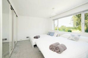 6 bedrooms, iron/ironing board, Internet, bed sheets