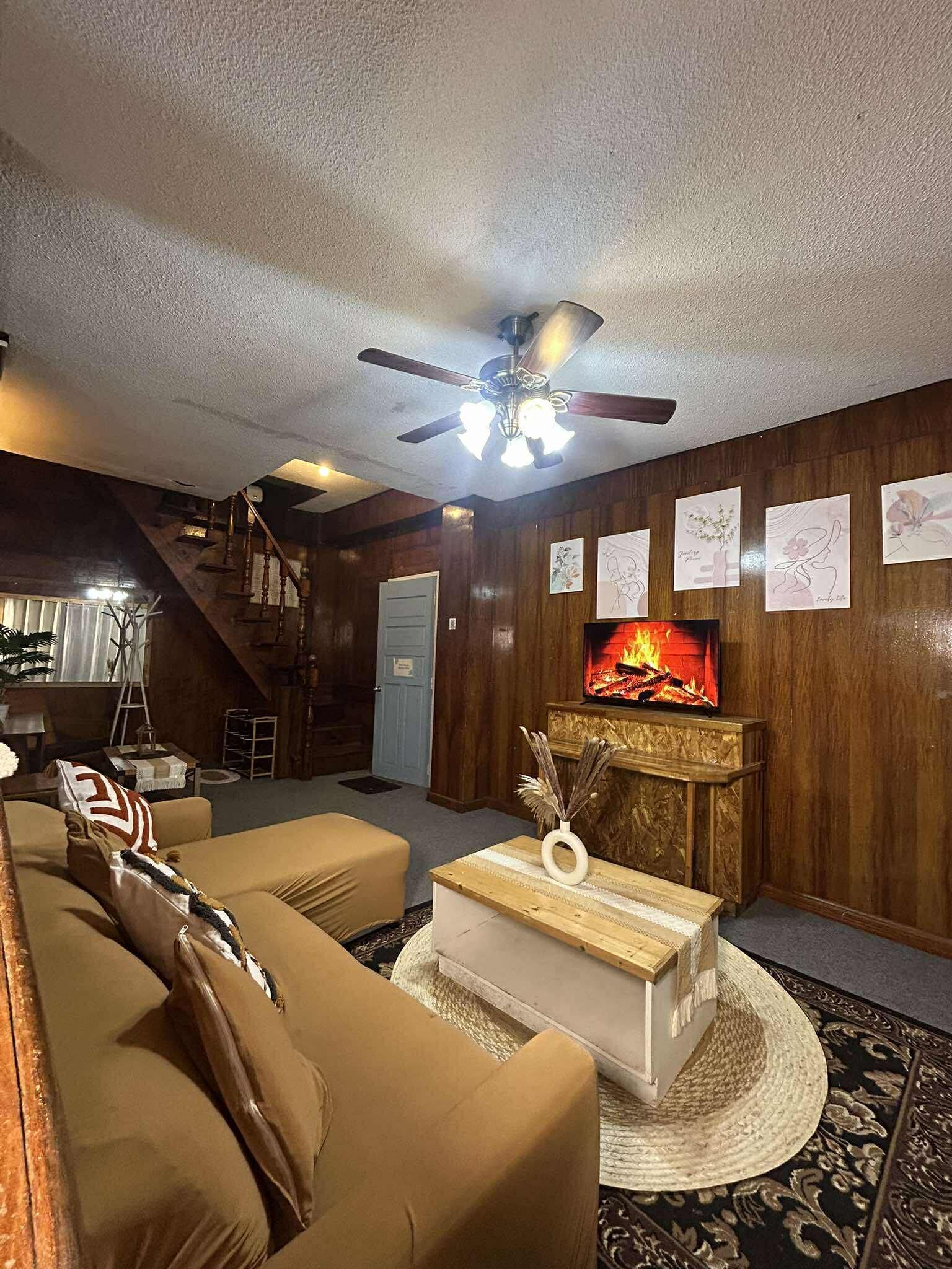 Habitación cuádruple familiar, vistas a la ciudad | Zona de estar