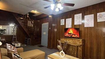 Habitación cuádruple familiar, vistas a la ciudad | Zona de estar