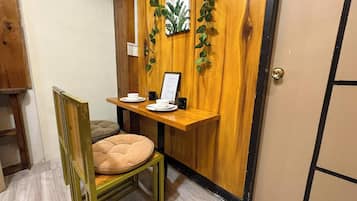 Deluxe tweepersoonskamer, terras | Interieur