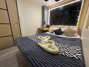 Quarto casal luxo, varanda | Wi-Fi de cortesia