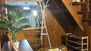 Eine Holztreppe mit Geländer und Schuhablage.