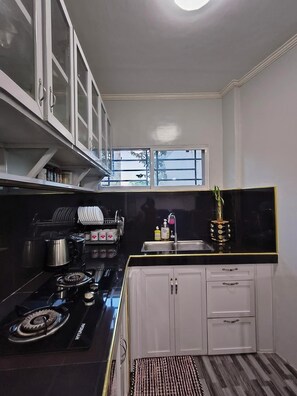 Kühlschrank, Mikrowelle, Herdplatte, Toaster