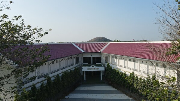 A building with a red roof and a sign in a foreign language.
