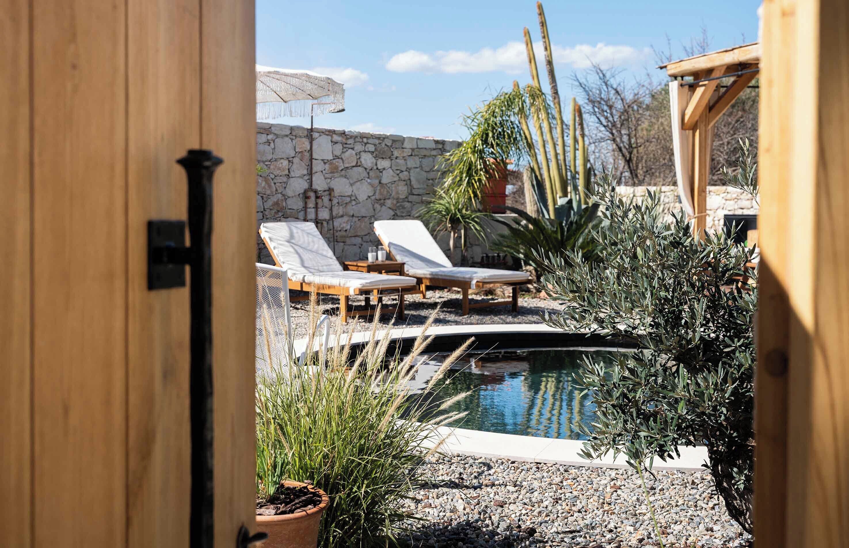 Outdoor pool, pool umbrellas, sun loungers