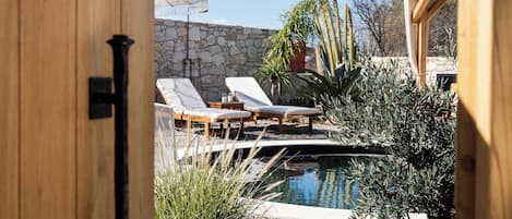 Außenpool, Sonnenschirme, Liegestühle