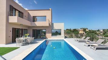 Outdoor pool, pool umbrellas, sun loungers