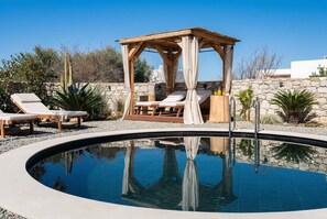 Outdoor pool, pool umbrellas, sun loungers - SunKeramos Retreat (Apokoronas)