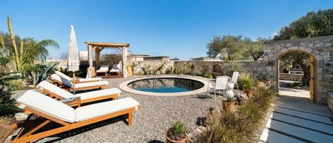 Villa superior, 2 habitaciones, piscina privada, vistas a la piscina | Caja fuerte, tabla de planchar con plancha, cunas gratuitas