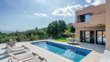 Utendørsbasseng, bassengparasoller og solsenger