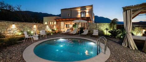 Piscine extérieure, parasols de plage, chaises longues