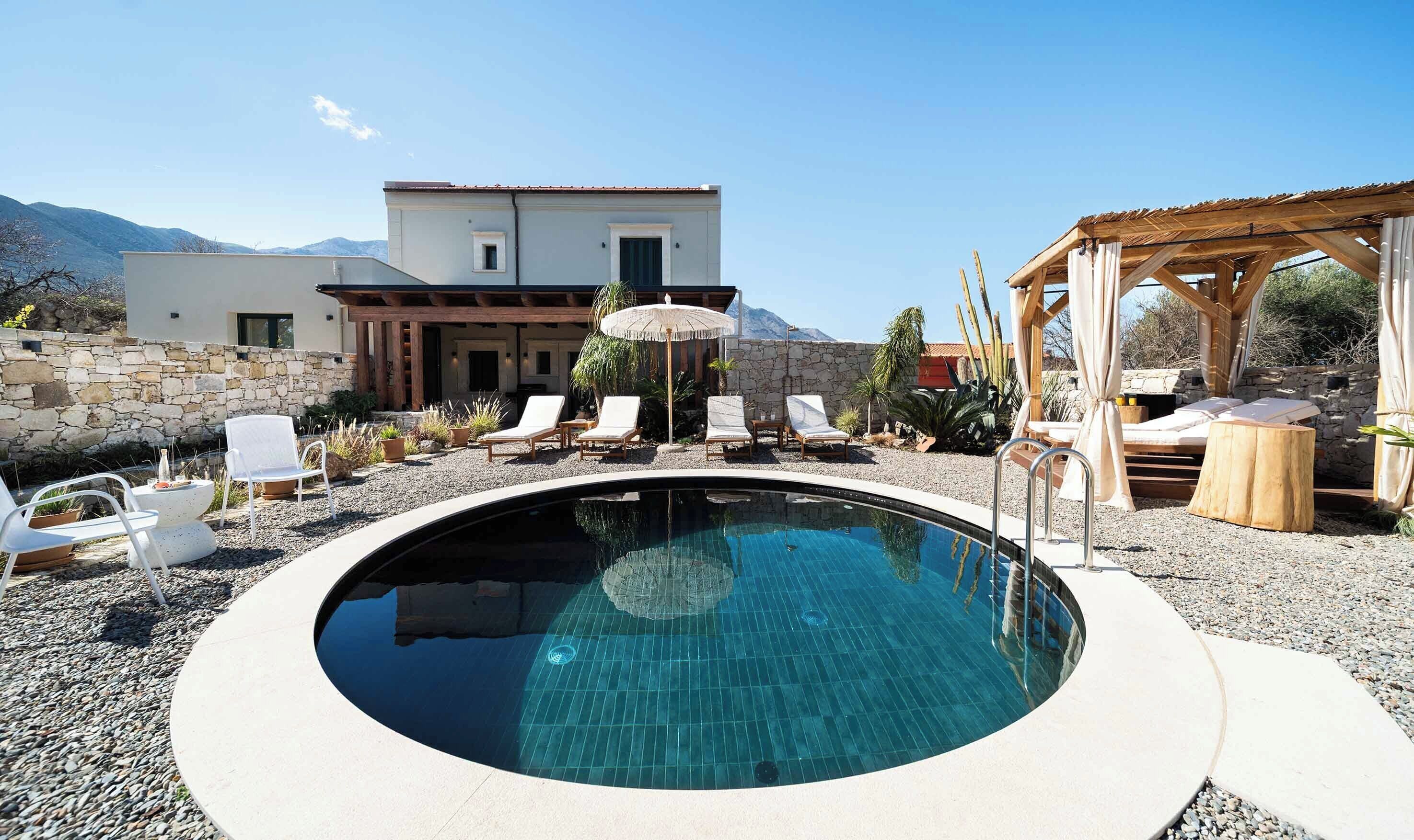 Villa superior, 2 habitaciones, piscina privada, vistas a la piscina | Caja fuerte, tabla de planchar con plancha, cunas gratuitas