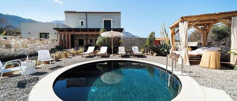 高级别墅, 2 间卧室, 私人游泳池, 泳池景观 | 客房内保险箱、熨斗/熨衣板、免费婴儿床、免费 WiFi