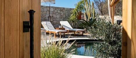 Outdoor pool, pool umbrellas, sun loungers