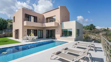 Villa Superior - utsikt mot poolen | Pool | Utomhuspool, parasoller och solstolar