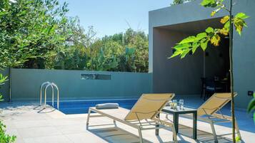 Utomhuspool, parasoller och solstolar