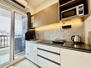 Grand réfrigérateur, micro-ondes