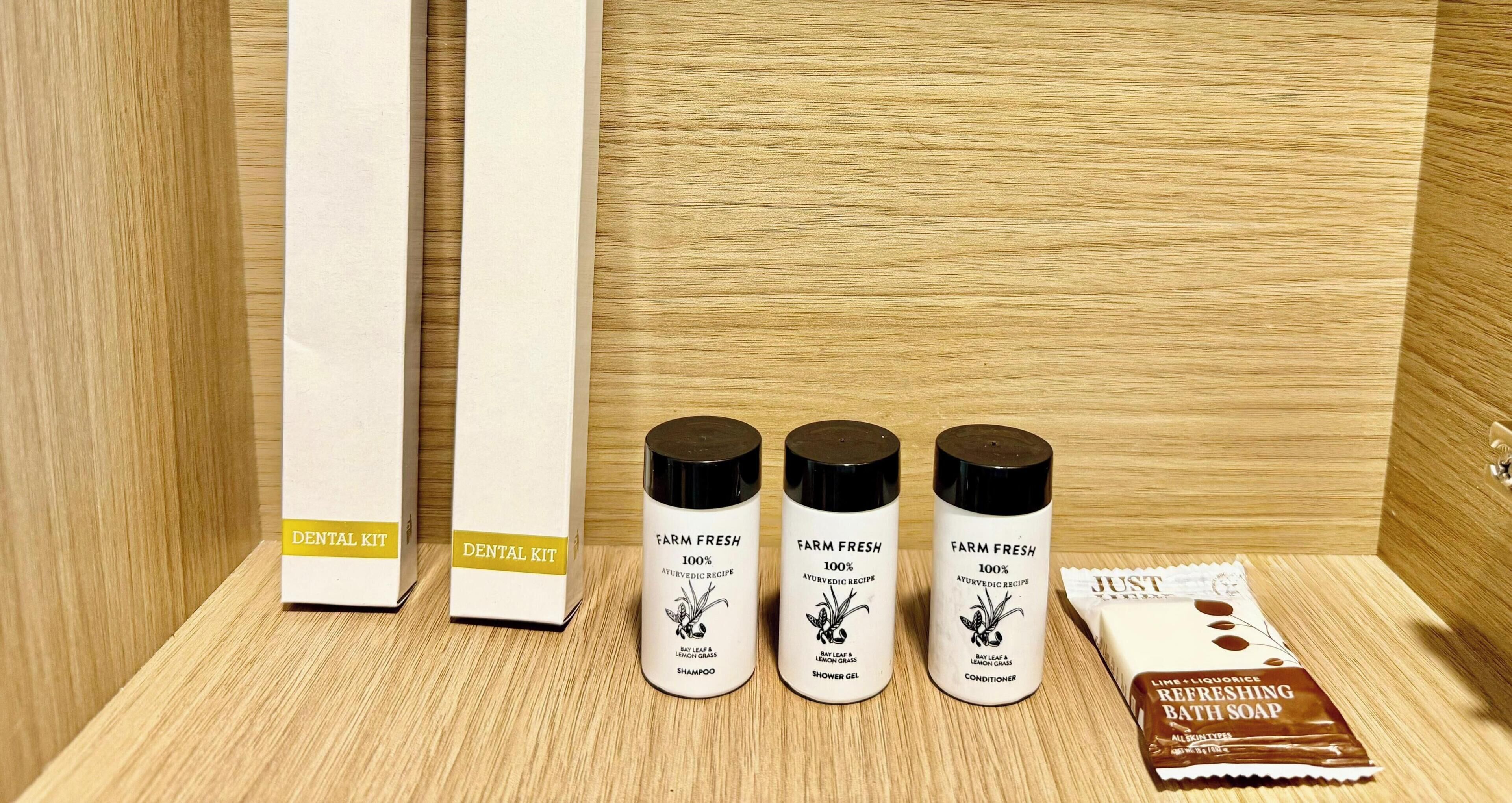 Chuveiro, toalhas de banho, sabonete, shampoo