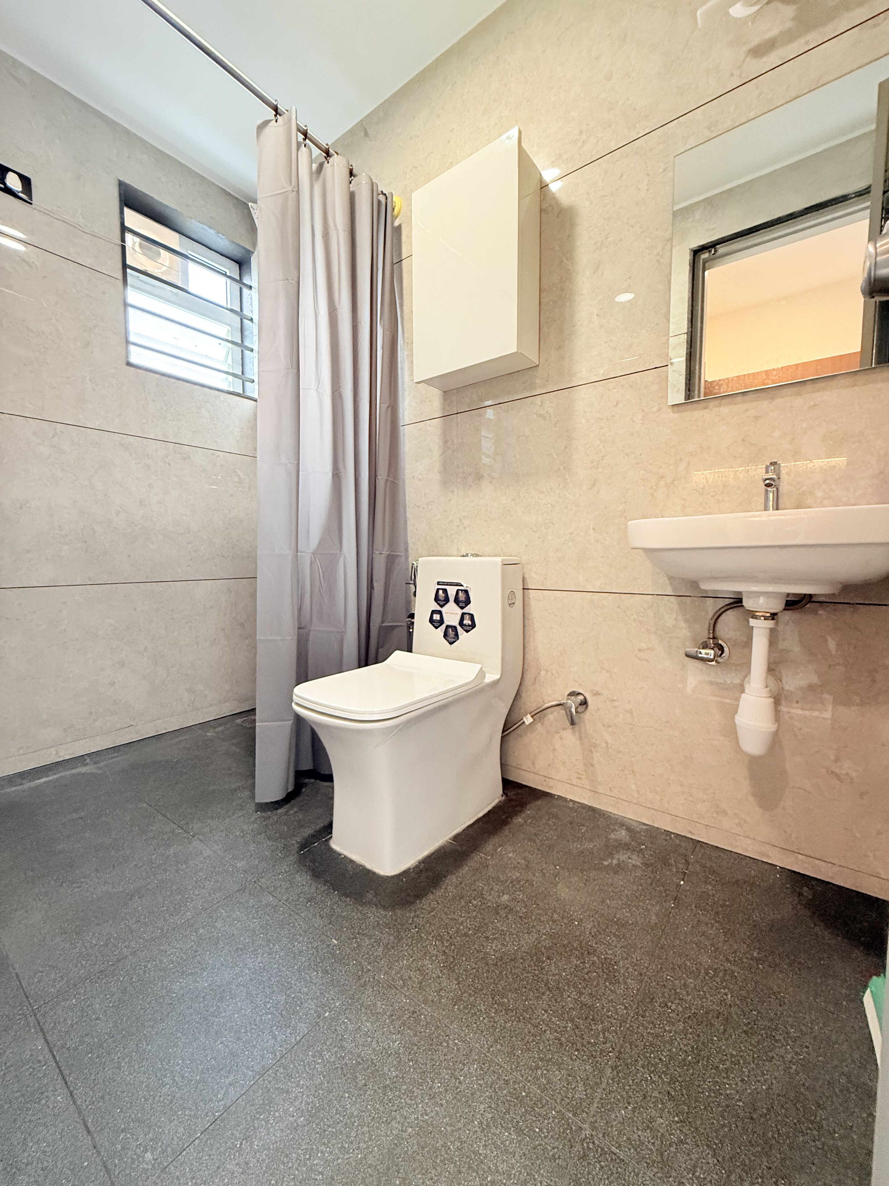 Chuveiro, toalhas de banho, sabonete, shampoo