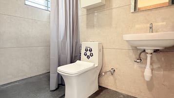 Chuveiro, toalhas de banho, sabonete, shampoo