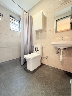 Shower, towels, soap, shampoo - Fortale Prime | Serviced Apartment (Bengaluru)