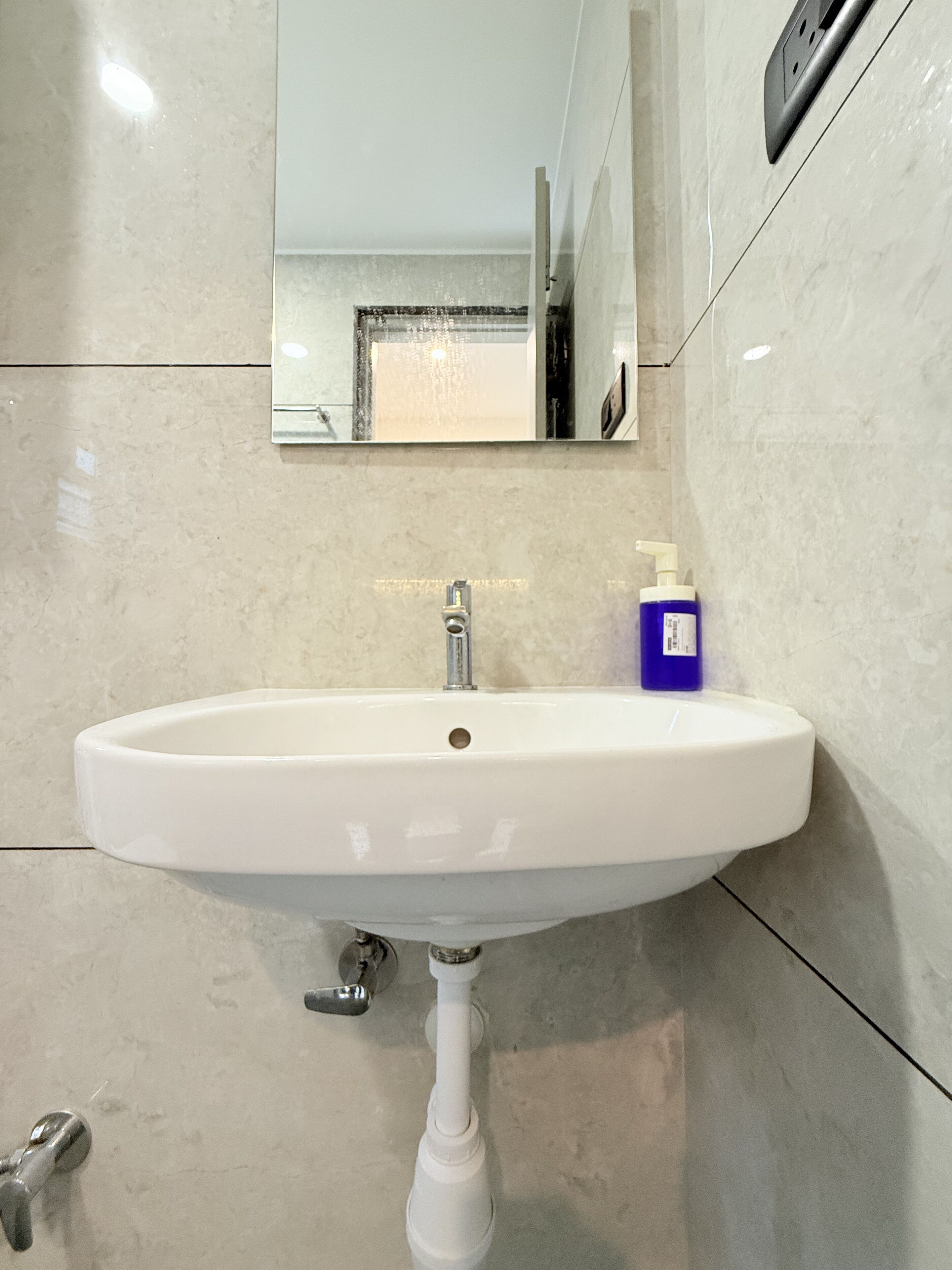 Chuveiro, toalhas de banho, sabonete, shampoo