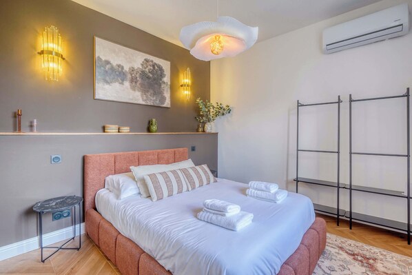 Tabla de planchar con plancha, wifi, ropa de cama