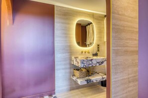 Dusche, Haartrockner, Handtücher, Shampoo