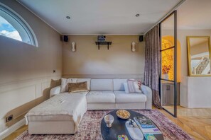 Una televisión, una oficina