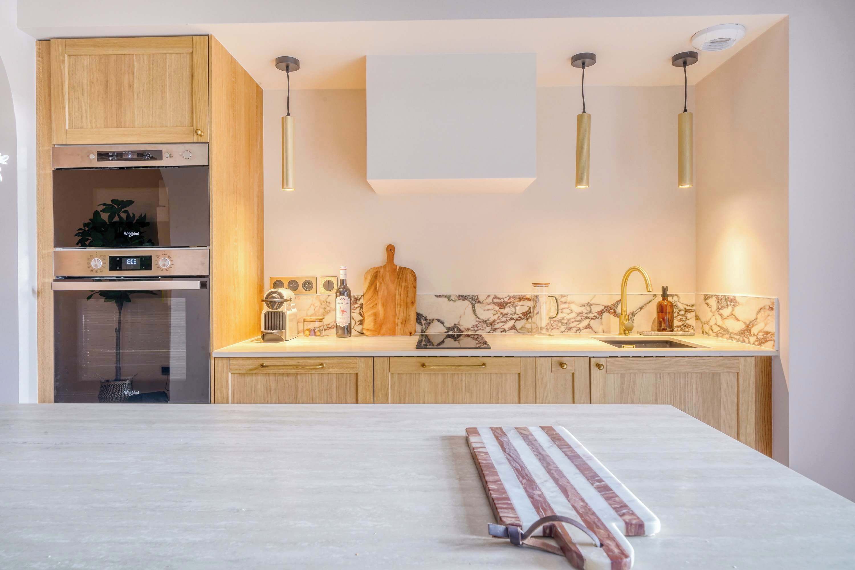 Een koelkast, een microgolfoven, een oven, een vaatwasser