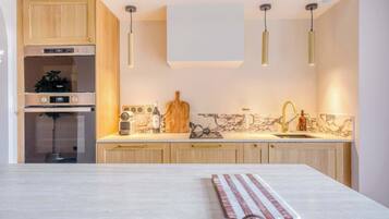 Een koelkast, een microgolfoven, een oven, een vaatwasser