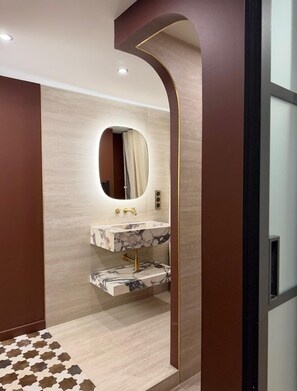 Bruser, hårtørrer, håndklæder, Shampoo