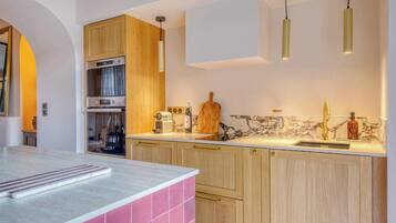 Réfrigérateur, micro-ondes, four, lave-vaisselle