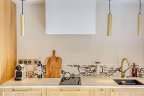 Frigorífico, microondas, horno y lavavajillas