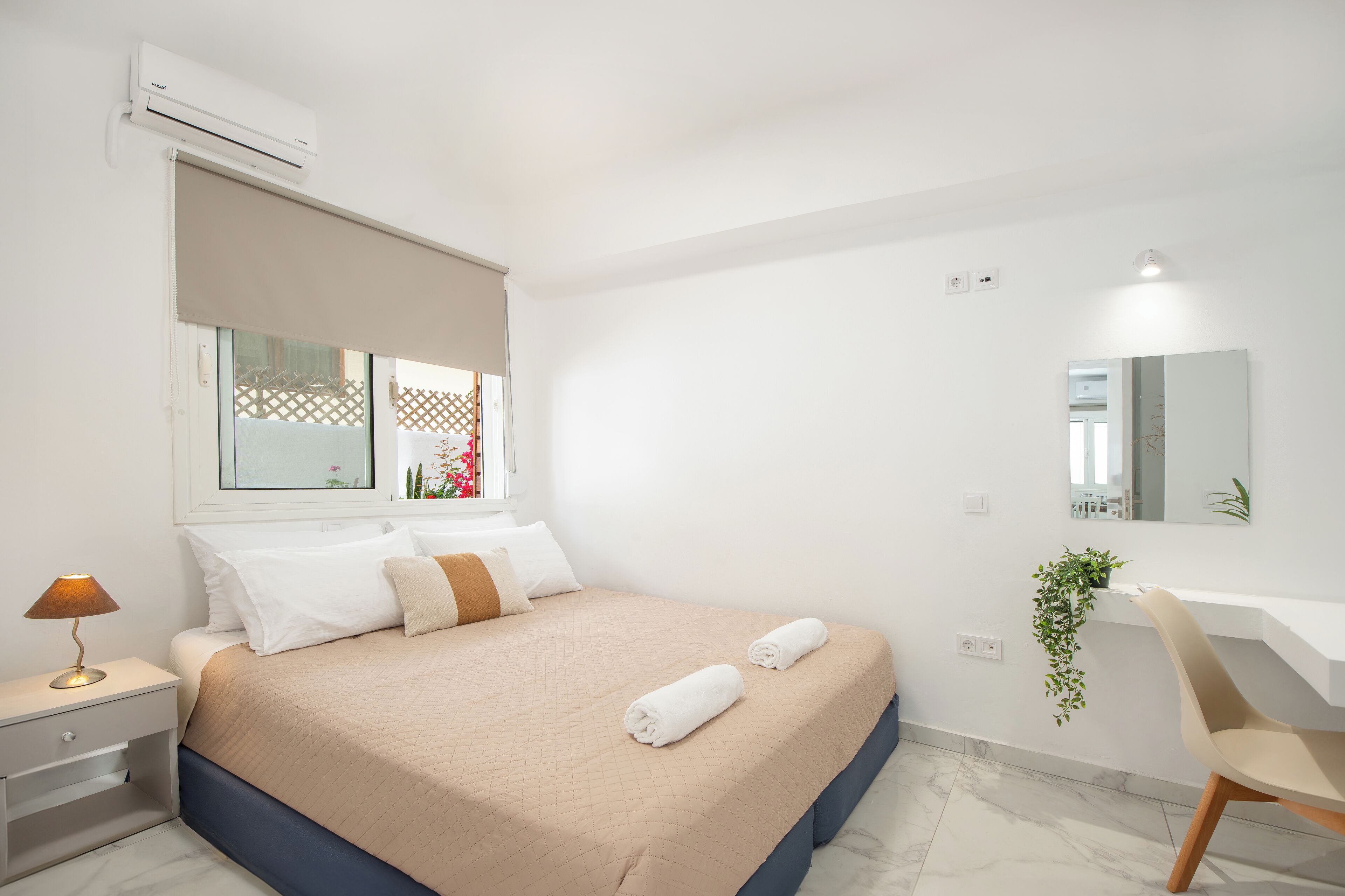 2 bedrooms, iron/ironing board, internet, bed sheets