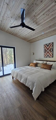 NEW 9-cabin micro-resort, Full Buy Out-private, 2 hot tubs, 2 saunas,sleeps 24