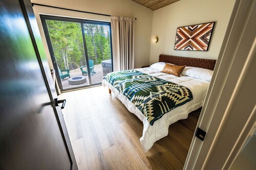 NEW 9-cabin micro-resort, Full Buy Out-private, 2 hot tubs, 2 saunas,sleeps 24
