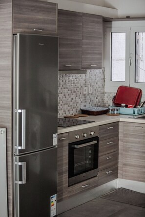 Refrigerador, horno, parrilla de estufa y cafetera y tetera 