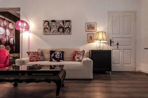 TV - Athens Charm - Close to metro station (Athens)
