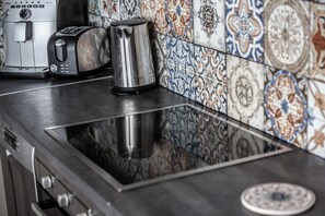 Fridge, oven, stovetop, coffee/tea maker - Athens Charm - Close to metro station (Athens)