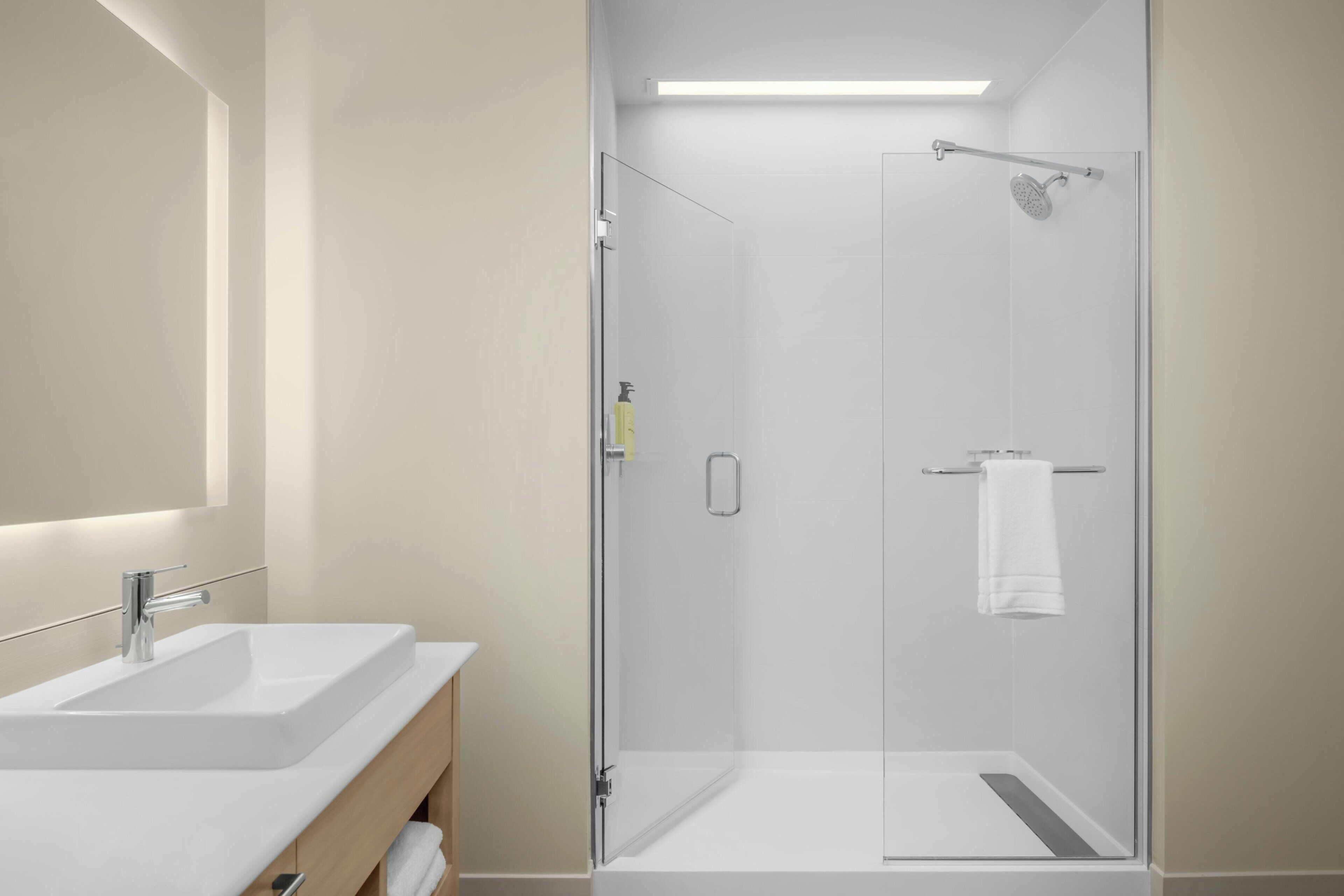 Room, 1 King Bed | Bathroom