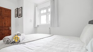 2 bedrooms, free WiFi - Central 2 Bedroom Flat near Vauxhall Station! (Greater London)