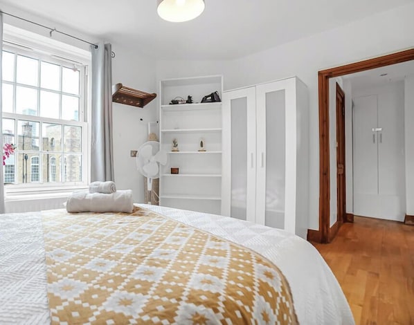2 bedrooms, free WiFi - Central 2 Bedroom Flat near Vauxhall Station! (Greater London)