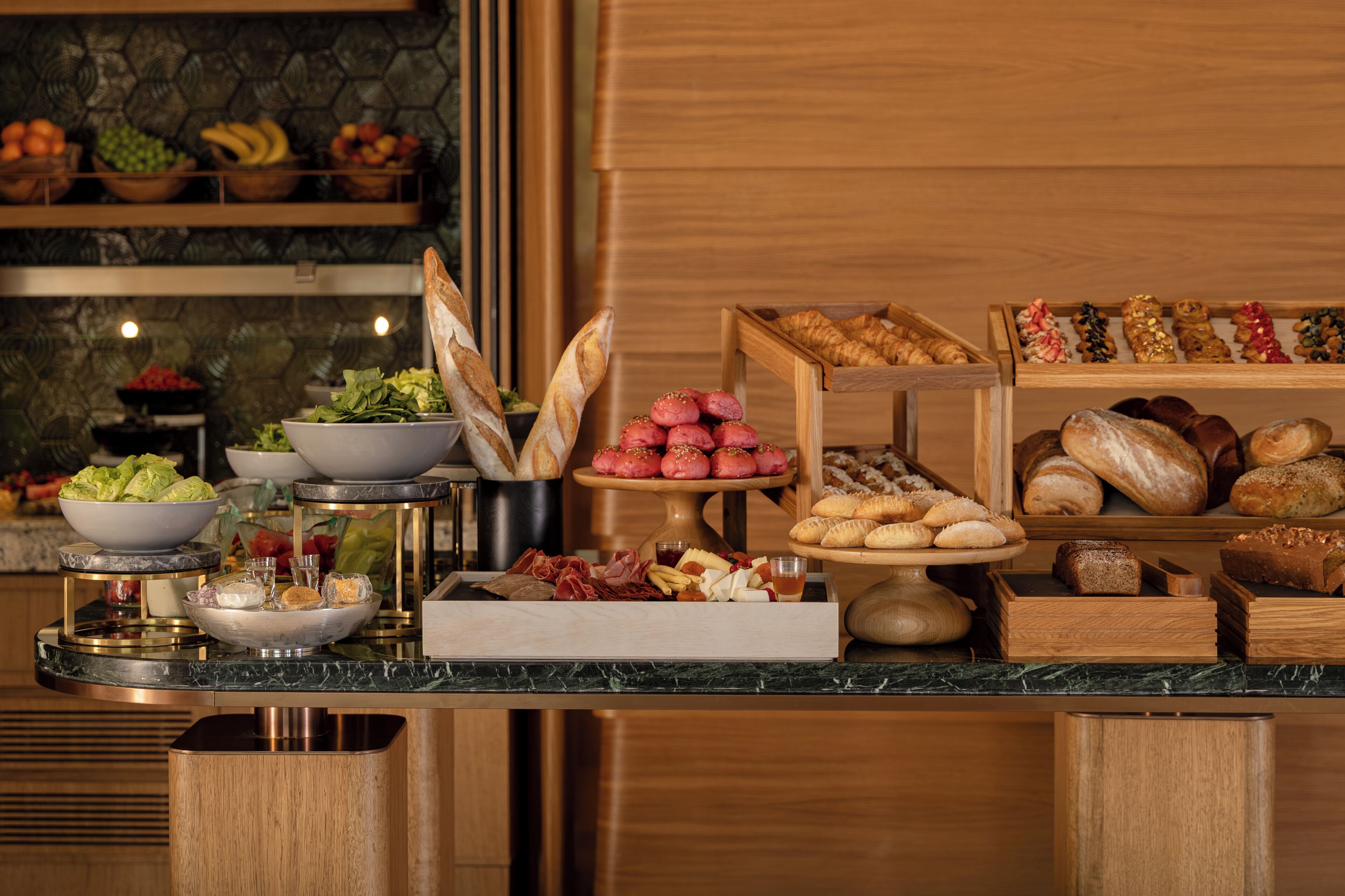 Una mesa de buffet con diversos alimentos y pan.