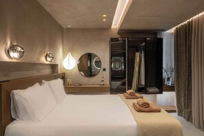 Una camera d'albergo con un letto grande, comodini, uno specchio e un armadio.