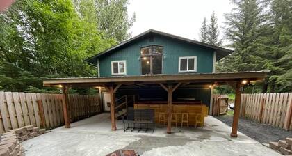 Brand new this summer delightful 3 bedroom house in Seward with hot tub!