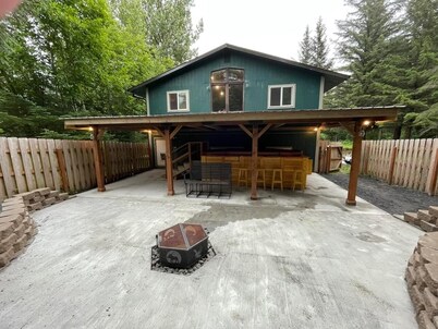 Brand new this summer delightful 3 bedroom house in Seward with hot tub!
