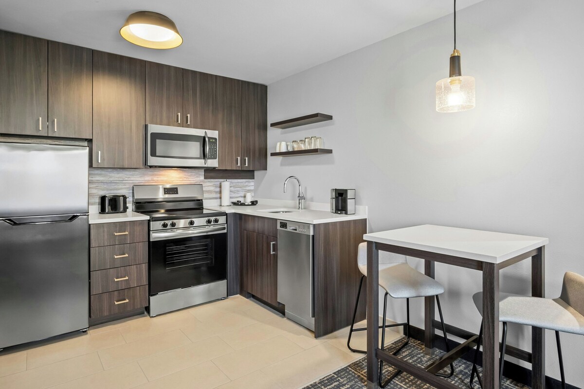 Suite, 1 Bedroom, City View | Premium bedding, down comforters, in-room safe, desk