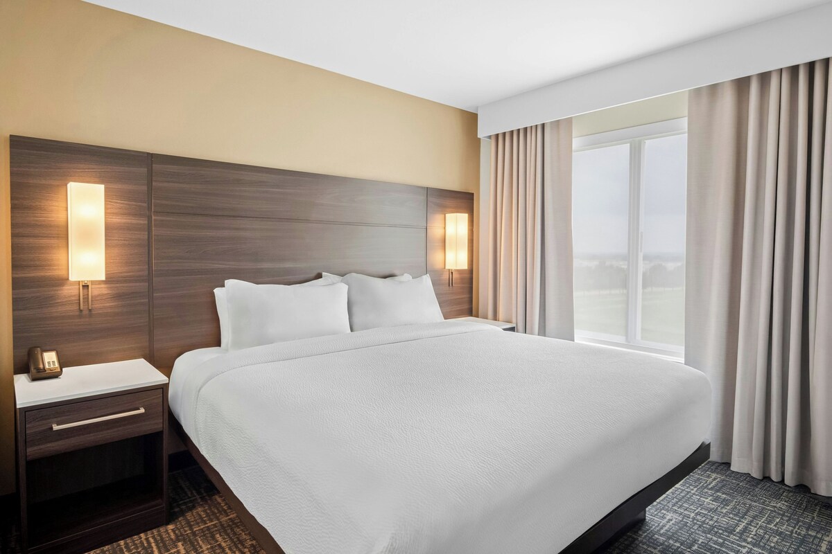 Studio, 1 King Bed with Sofa bed | Premium bedding, down comforters, in-room safe, desk